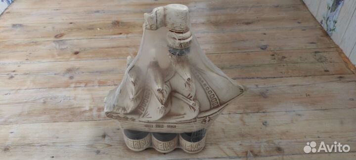 Кувшин в виде корабля с рюмками в виде боченков