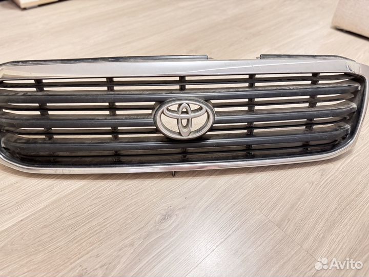 Решетка радиатора Toyota Land Cruiser 100