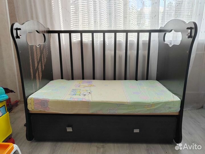 Детская кроватка с маятником