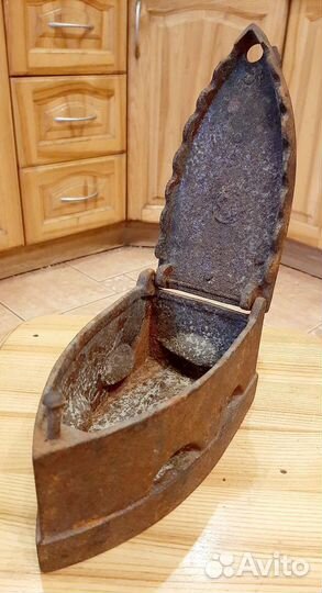 Старинный утюг на углях