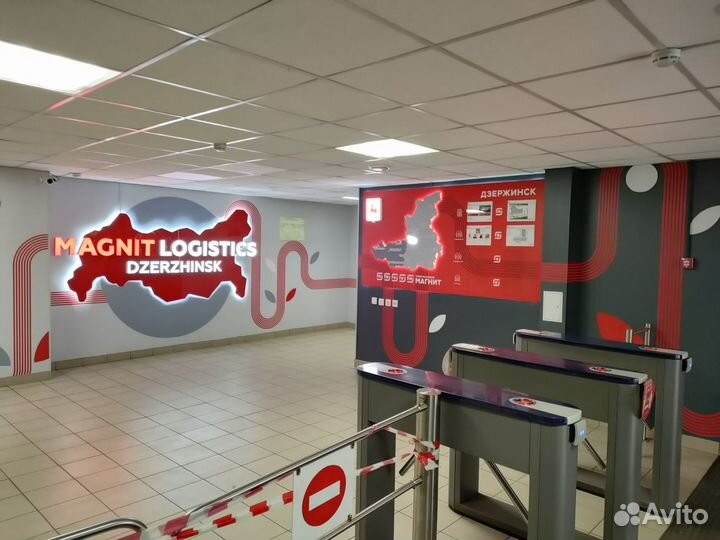 Оклейка витрин. Монтаж пленки. Монтаж самоклейки