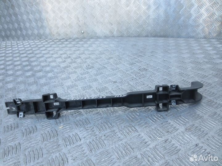 Несущая балка сторона переднего пассажир.(пластик)