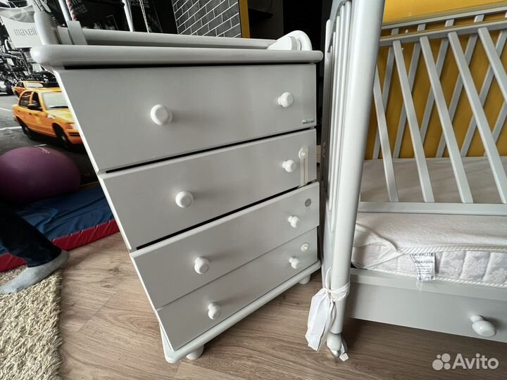 Детская кроватка и пеленальный комод