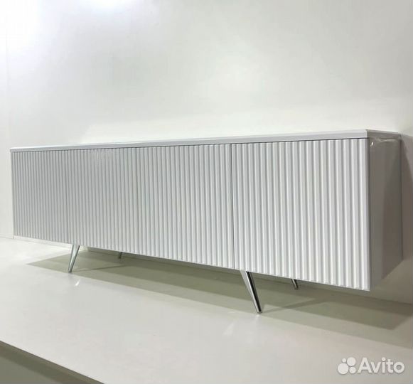 Тумба TV с фрезеровкой (на опорах)