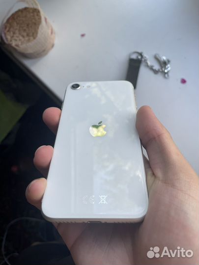 Телефон iPhone se 2020