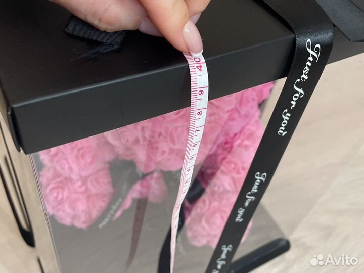 Медведь из роз в коробке)