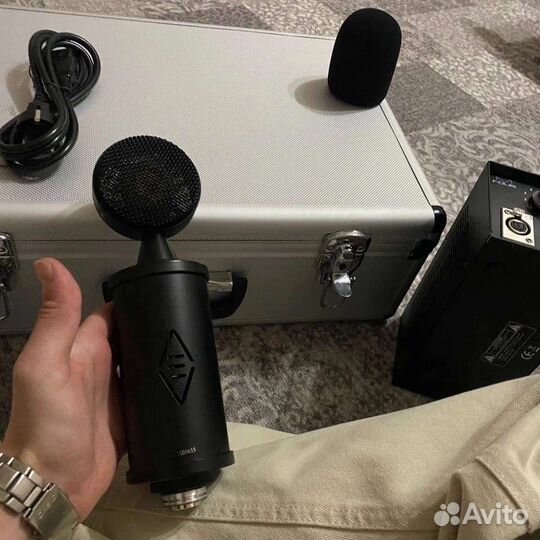 Студийный ламповый микрофон