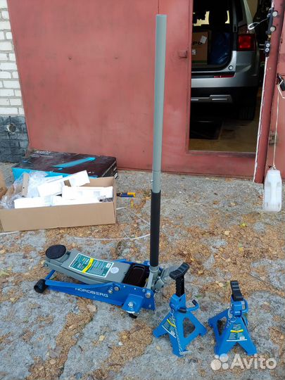 Домкрат подкатной