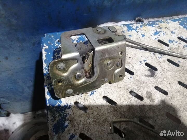 Замок левой сдвижной двери Toyota Hiace Regius