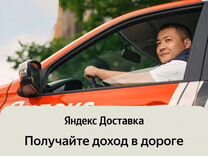 Водитель со своим грузовым автомобилем