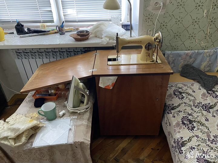 Швейная машинка с тумбой Tikka