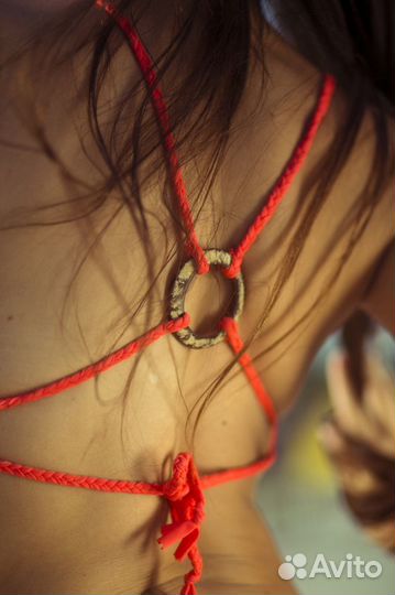 Коралловый купальник с кольцом и плетеными лямками