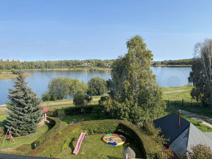 Коттедж 400 м² на участке 10 сот.