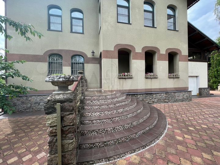 Коттедж 850 м² на участке 25 сот.