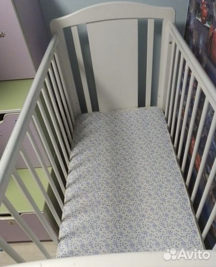 Детская кроватка с маятником