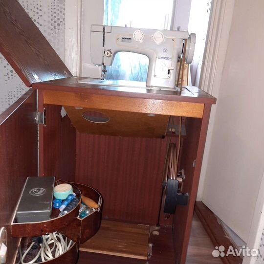 Швейная машина Чайка 142