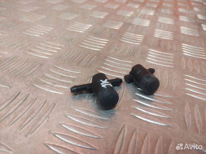 Форсунка стеклоомывателя передняя левая Opel