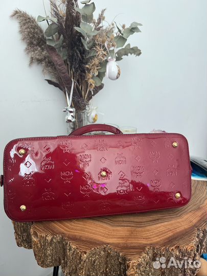 Лаковая сумка MCM