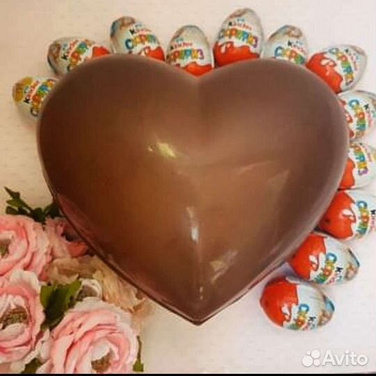 Большие шоколадные яйца и сердца