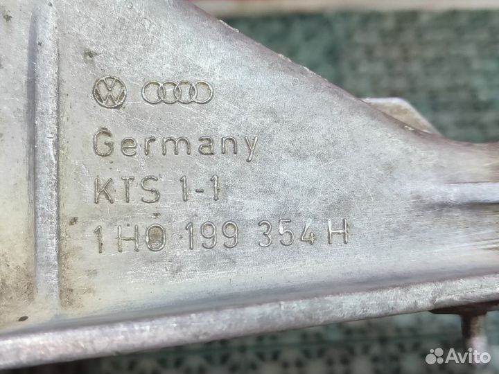 Кронштейн двигателя правый Volkswagen Golf III 1.6