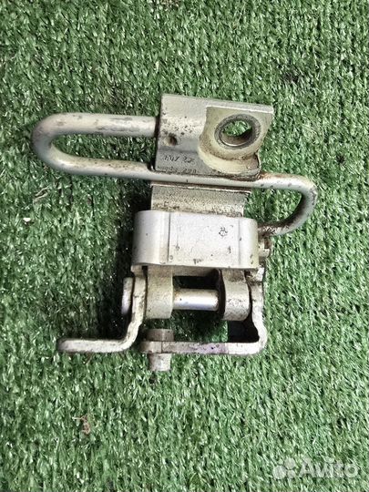 Петля передней правой двери Фольксваген Джетта 5