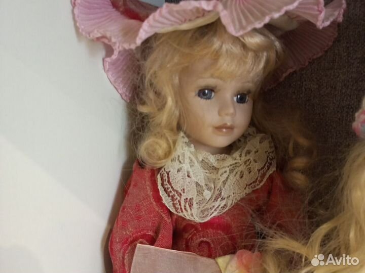 Кукла фарфоровая