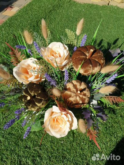 Композиция из искусственных цветов