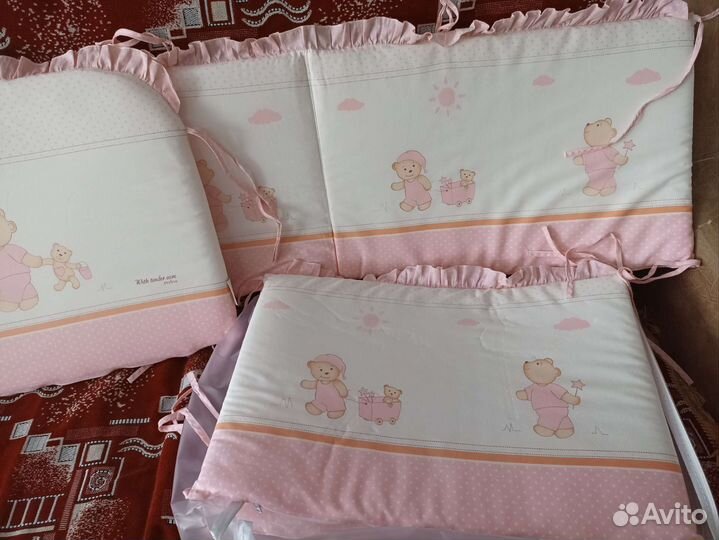 Детская кроватка с маятником