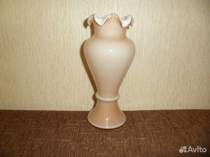 Ваза молочное двойное цветное стекло