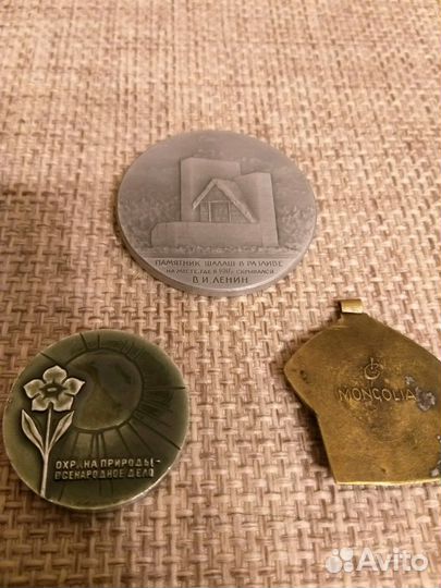 Олимпийский мишка и другие памятные знаки