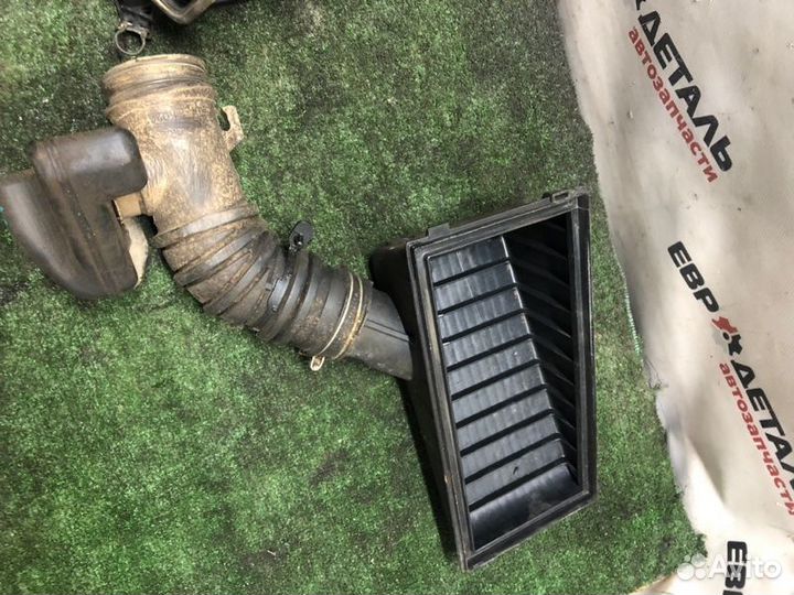 Корпус воздушного фильтра Toyota Carina седан 1.6