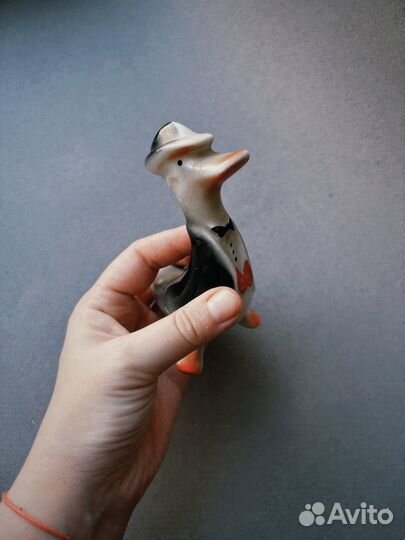 Фарфоровая статуэтка Гусь в шляпе