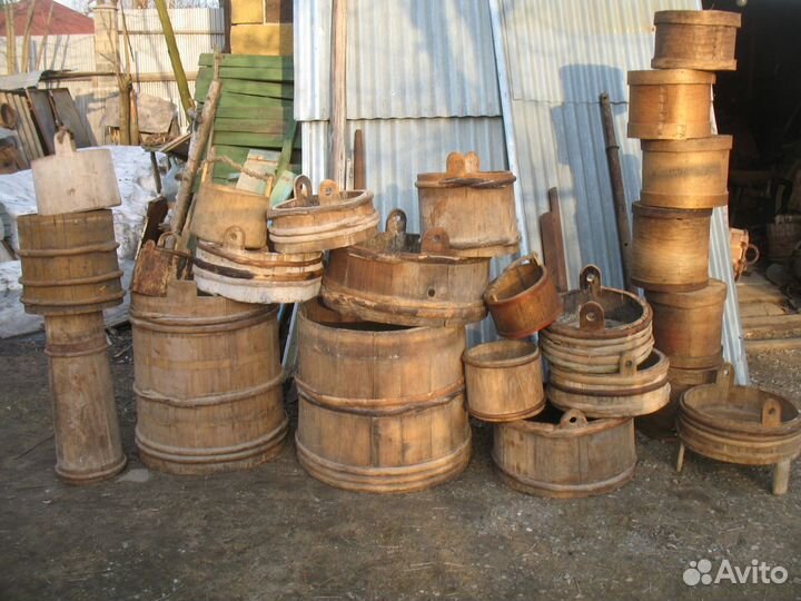 Старинные деревянные бочки, кадушки, жбаны, ведра