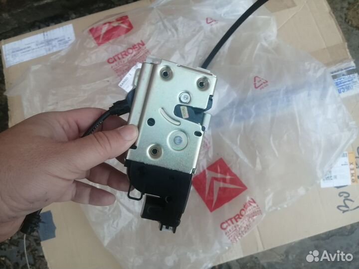 Новый оригинальный замок передней двери правый C2