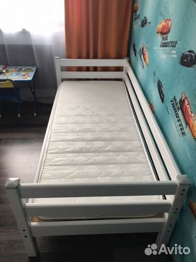 Детская кровать с задней защитой