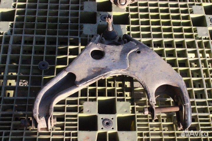 Рычаги передние нижние Mazda Proceed UF66