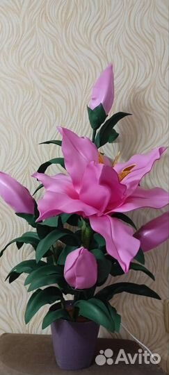 Светильники и цветочные композиции