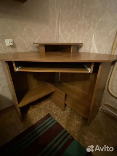 Угловой компьютерный стол