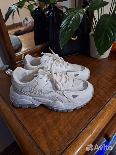 Кроссовки женские