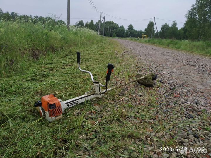 Покос травы триммером, спил деревьев