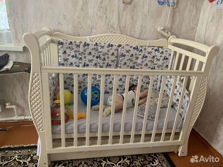 Детская кроватка с маятником и ящиком