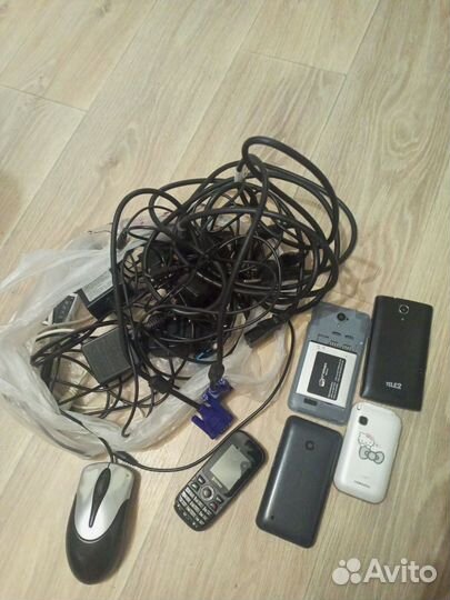 Провода, монитор, клавиатура, телефоны