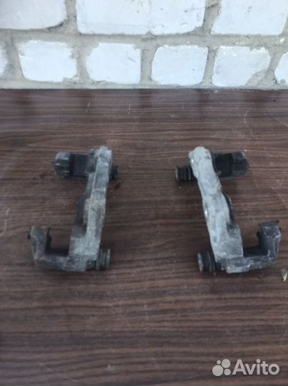 Скоба суппорта шкода рапид