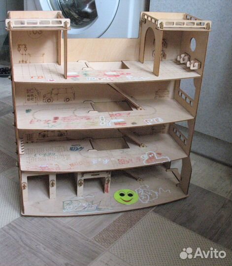 Деревянная парковка для машинок