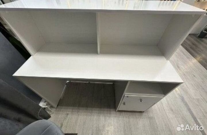 Стойка с тумбой белая