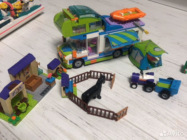 Островок с машиной