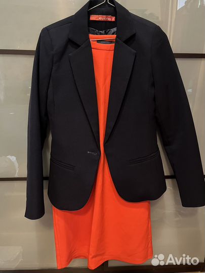 Платье футляр красное и темно-синий пиджак