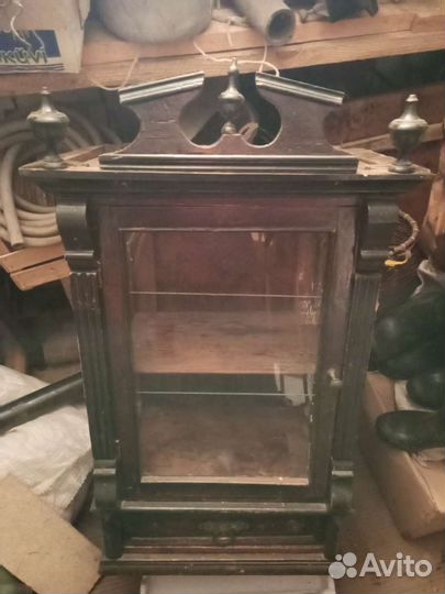 Шкаф старинный навесной