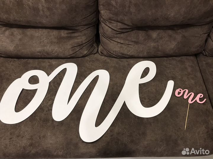 Надпись One