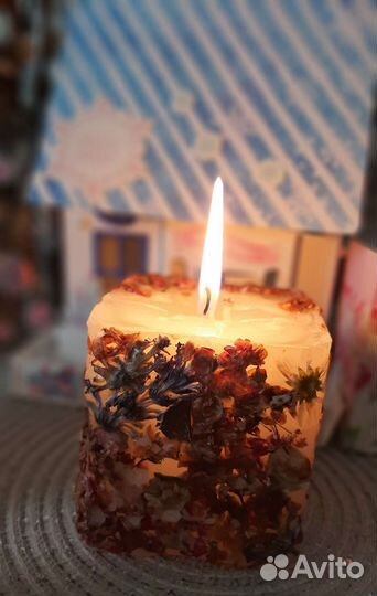 Свеча ручной работы с сухоцветами